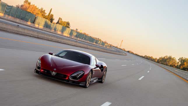 Ein Foto eines Alfa Romeo 33 Stradale auf der Strecke. 