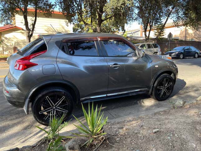 Image for article titled At $7,200, Could This 2012 Nissan Juke SV Turn Your Driveway Into A Modern Art Exhibit?