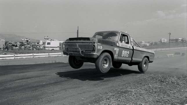 Una fotografía en blanco y negro de una vieja camioneta Ford. 