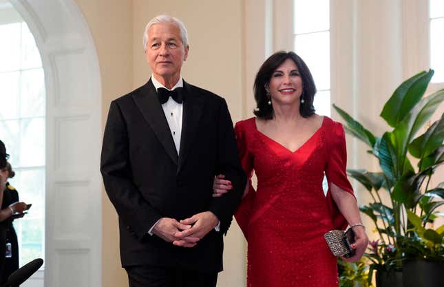 El director ejecutivo de JPMorgan Chase, Jamie Dimon, y su esposa Judith Kent en una cena de estado en la Casa Blanca en Washington, DC, el 10 de abril.