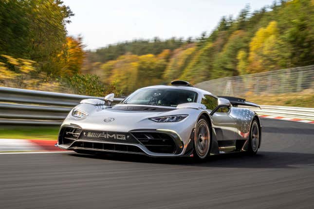 Vista frontal 3/4 de un Mercedes-AMG One plateado circulando en la pista