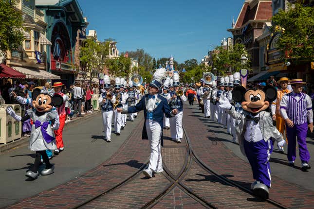 Les artistes des personnages de Disneyland et les assistants du défilé ont fait avancer leurs projets de syndicalisation. 