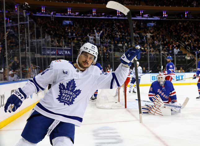 NEW YORK, NEW YORK – 12. DEZEMBER: Auston Matthews #34 der Toronto Maple Leafs punktet bei 3:52 des ersten Drittels gegen Igor Shesterkin #31 der New York Rangers im Madison Square Garden am 12. Dezember 2023 in New York City .  (Foto von Bruce Bennett/Getty Images)