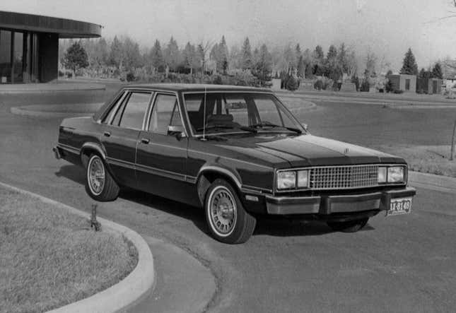 Una foto antigua de un Ford Fairmont mostrando sus innovadores espejos 