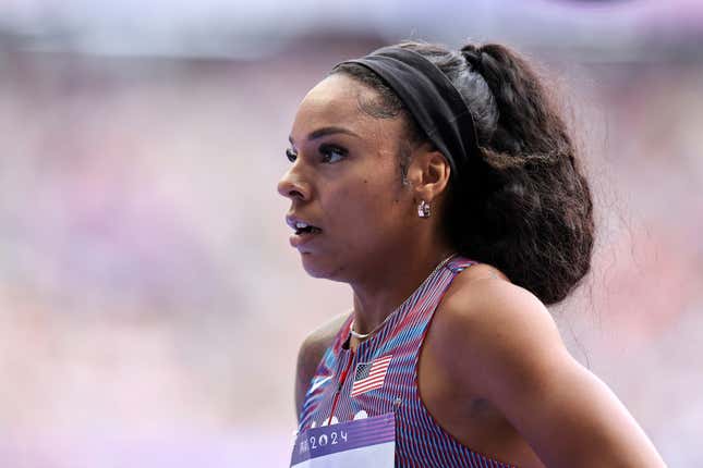 McKenzie Long, de l’équipe des États-Unis, regarde le premier tour du 200 m féminin le neuvième jour des Jeux Olympiques de Paris 2024 au Stade de France le 4 août 2024 à Paris, en France.