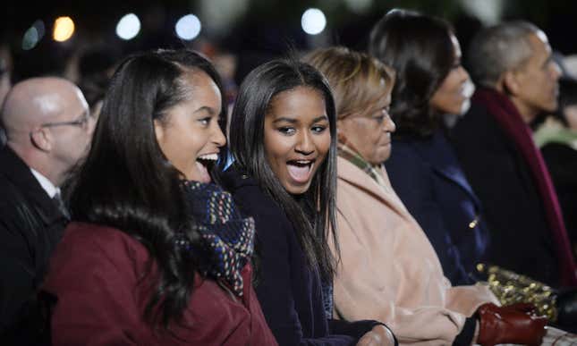 WASHINGTON, DC – 2. DEZEMBER: Malia Obama, Sasha Obama, Schwiegermutter Marian Robinson, First Lady Michelle Obama und Präsident Barack Obama nehmen am 3. Dezember 2015 an der nationalen Zeremonie zur Beleuchtung des Weihnachtsbaums auf der Ellipse südlich des Weißen Hauses in Washington, DC teil. 