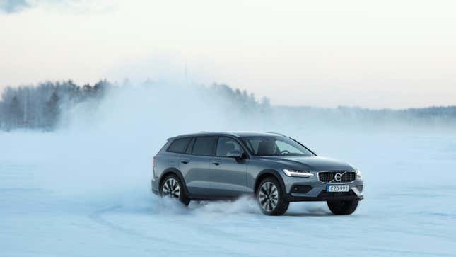 Une Volvo V60 Cross Country grise glissant dans la neige 