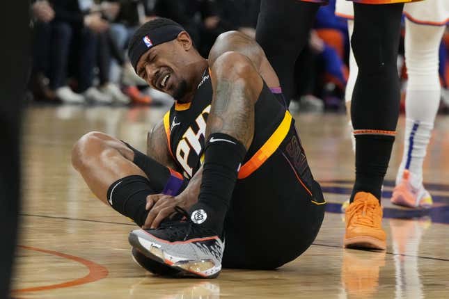 15. Dezember 2023;  Phoenix, Arizona, USA;  Der Wächter der Phoenix Suns, Bradley Beal (3), reagiert, nachdem er in der ersten Halbzeit im Footprint Center gegen die New York Knicks verletzt wurde.