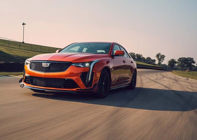 Un Cadillac CT4 V Blackwing naranja en una pista