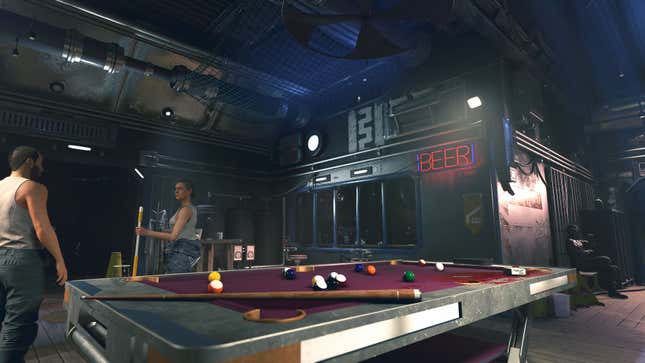 Deux clients jouent au billard au Aggie’s Bar. 