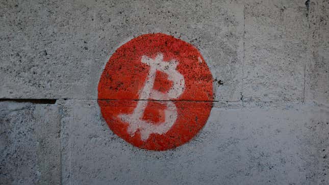 Bitcoin logo naslikan sprejem na betonskom zidu.