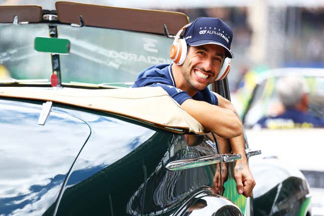 Daniel Ricciardo de Australia y la Scuderia AlphaTauri observan desde el desfile de pilotos previo al Gran Premio de F1 de Brasil en el Autódromo José Carlos Ritmo el 05 de noviembre, 2023 en Sao Paulo, Brasil