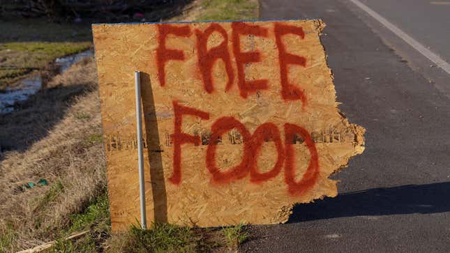 Un cartel que anuncia comida gratis después de que fuertes tormentas eléctricas azotaran Rolling Fork, Mississippi