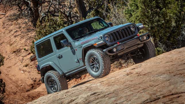 Un Wrangler gris subiendo por una roca