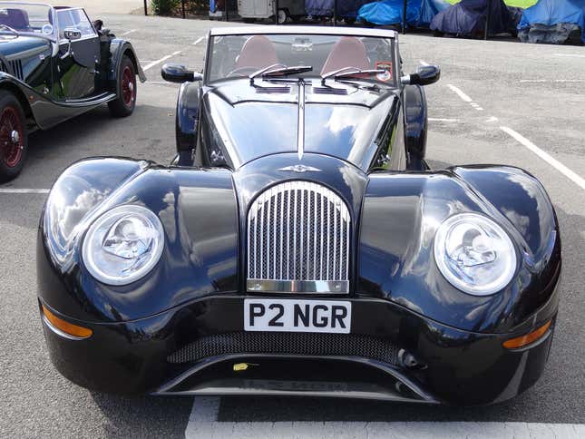 Una foto frontal de un Morgan Aero 8 con los ojos bizcos como siempre