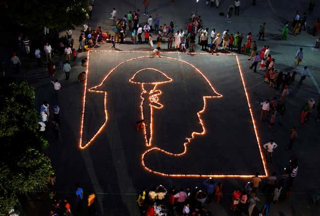 Diwali revelers pay tribute to fallen Indian Army soldiers ahead of Diwali 2016 in Chandigarh, India.