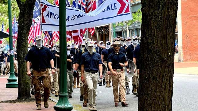 Image de l'article intitulé Les groupes racistes blancs défilent dans les rues sans être dérangés, mais BLM et les groupes de couleur restent harcelés