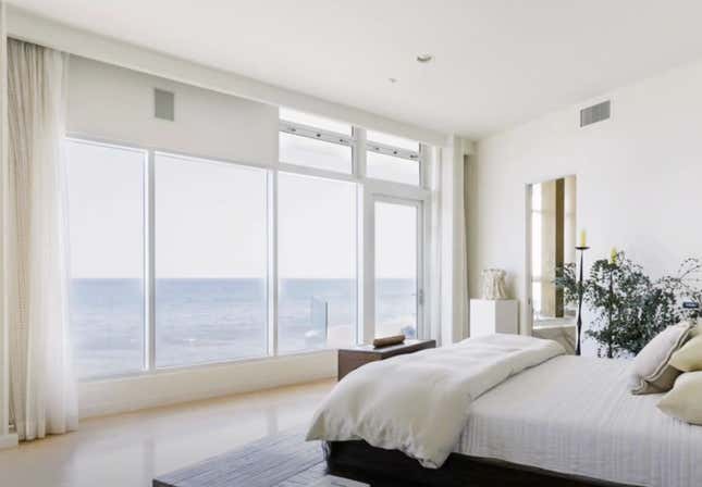 Image for article titled Take a Peek Inside Halle Berry&#39;s Malibu Mansion