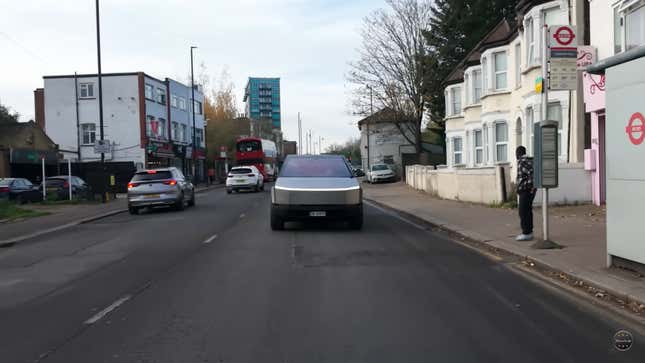 Ein Screenshot, der einen Tesla Cybertruck auf britischen Straßen zeigt. 