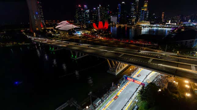 Carlos Sainz de España conduciendo (55) el Ferrari SF-23 lidera a Charles Leclerc de Mónaco conduciendo el (16) Ferrari SF-23 durante el Gran Premio de F1 de Singapur en el Marina Bay Street Circuit el 17 de septiembre de 2023 en Singapur, Singapur