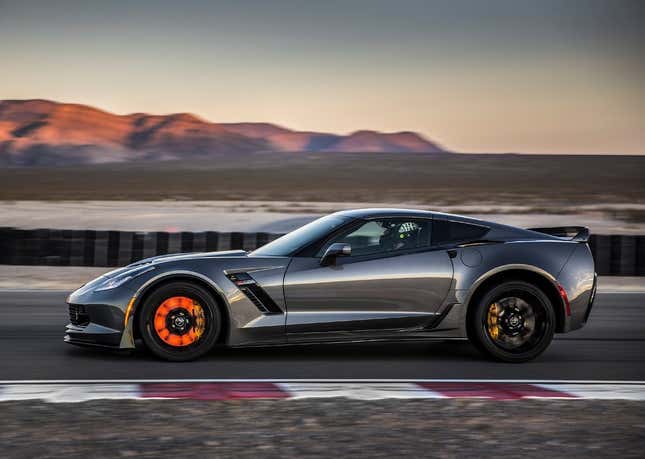 Un Chevrolet Corvette C7 Z06 en una pista con frenos delanteros brillantes