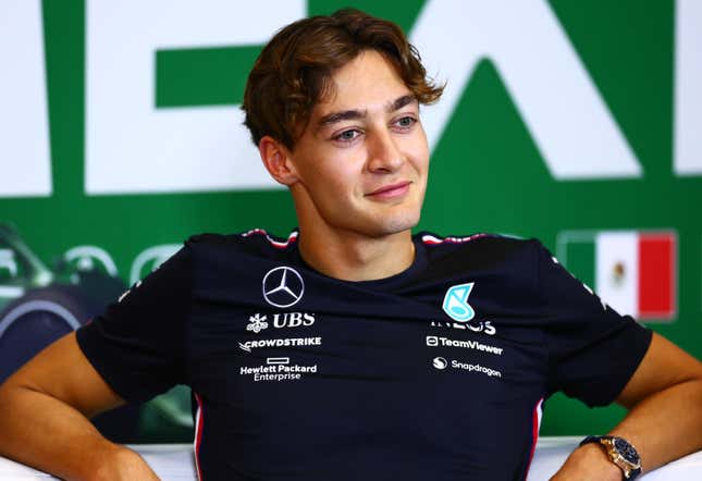 George Russell de Gran Bretaña y Mercedes asiste a la conferencia de prensa de pilotos durante los avances previos al Gran Premio de México de F1 en el Autódromo Hermanos Rodríguez el 26 de octubre, 2023 en Ciudad de México, México