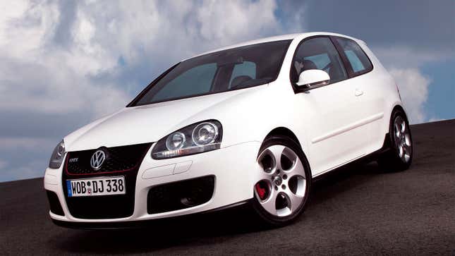 Una foto de un Golf GTI hatchback blanco. 