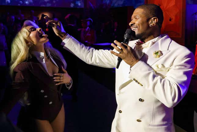 Image for article titled Usher's Funniest, Freakiest Cherry-Feeding Concert Serenade Moments