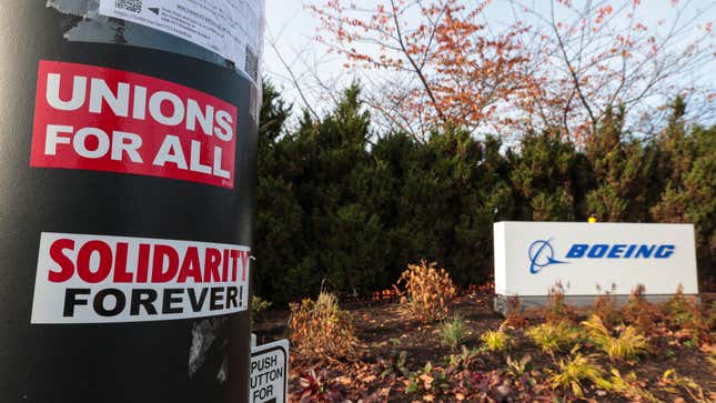 Pegatinas a favor de los sindicatos cerca de un cartel de Boeing