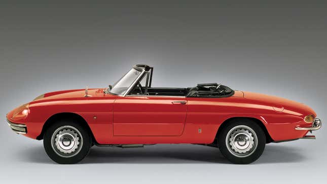 Une photo d’une voiture de sport Alfa Romeo Spider rouge. 