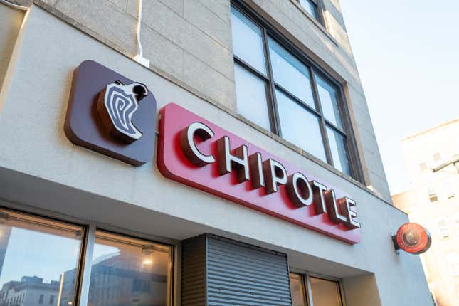 Fachada del restaurante Chipotle con logotipo visible en una calle de la ciudad, Nueva York, 22 de octubre de 2024.