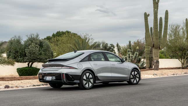 Un Ioniq 5 plateado desde la parte trasera 3/4 estacionado frente a un cactus