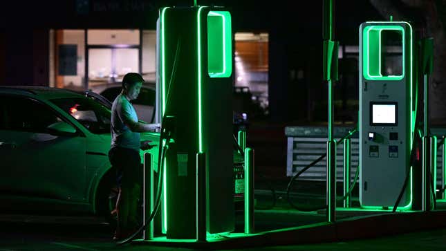 A driver charges his electric vehicle at a charging station as the California Independent System Operator announced a statewide electricity Flex Alert urging conservation to avoid blackouts in Monterey Park, California on August 31, 2022. - Californians were told August 31, 2022 not to charge their electric vehicles during peak hours, just days after the state said it would stop selling gas-powered cars, as the aging electricity grid struggles with a fearsome heatwave. Temperatures as high as 112 degrees Fahrenheit (44 degrees Celsius) were forecast in some Los Angeles suburbs as a huge heat dome bakes a swathe of the western United States. 