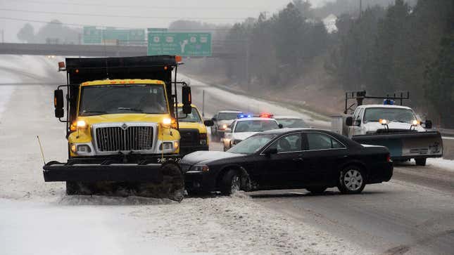 Una quitanieves del DOT y un automovilista se enredan después de una colisión en la autopista 15-501 en dirección norte en Durham, Carolina del Norte, el viernes de enero. El 22 de diciembre de 2016, se espera que una tormenta de invierno arroje cantidades históricas de nieve en el este de Estados Unidos.