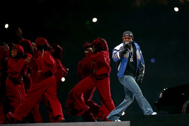 Kendrick Lamar actúa en el escenario durante el espectáculo de medio tiempo del Super Bowl LIX de Apple Music en el Caesars Superdome el 9 de febrero de 2025  en Nueva Orleans, Luisiana.