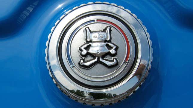 Una insignia de AMC Gremlin en el tapón de gasolina de un automóvil azul