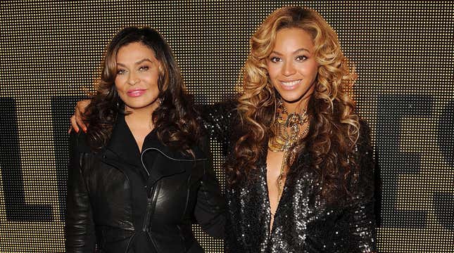 Beyoncés Mutter verteidigt sie wegen rassistischer Hautkommentare