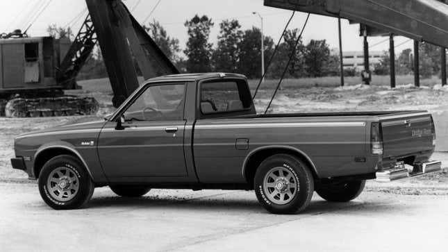 Una fotografía en blanco y negro de una camioneta Dodge Ram 50. 