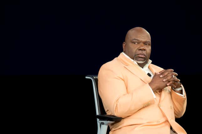 DALLAS, TX - 29 AOÛT : L’évêque TD Jakes parle lors d’un enregistrement en direct de « Oprah’s Lifeclass » avec Oprah Winfrey pendant le MegaFest au  American Airlines Center le 29 août 2013 à Dallas, Texas.