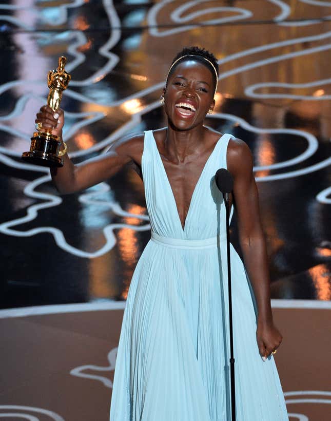 Lupita Nyong’o nimmt den Preis für die beste Nebenrolle für „12 Years a Slave“ auf der Bühne bei der Oscarverleihung im Dolby Theatre am 2. März 2014 in Hollywood, Kalifornien, entgegen.