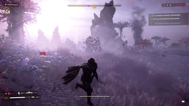 Ein Spieler rennt einen Hügel hinunter, während hinter ihm markierte Feinde sichtbar sind.