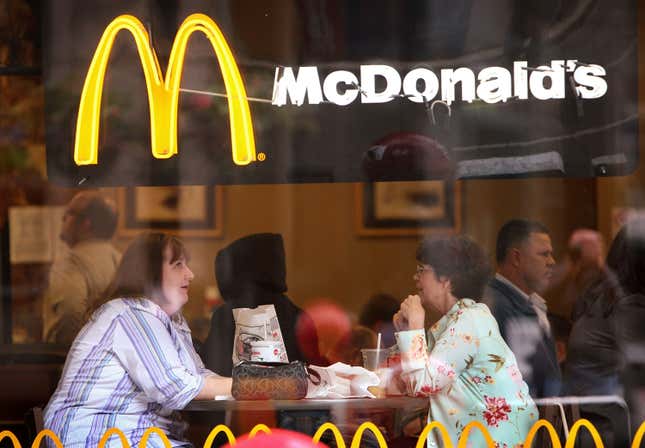 Kunden essen bei McDonald’s in Chicago, Illinois. 