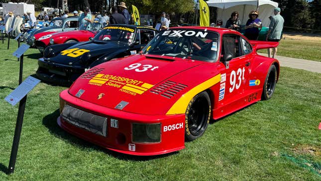 Frontansicht 3/4 eines rot-gelben Porsche 934