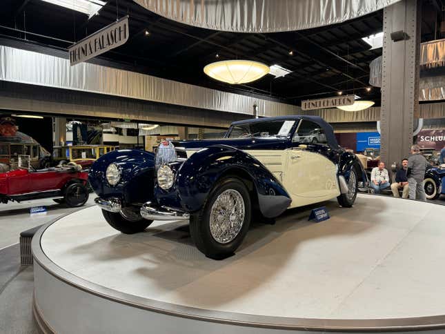 Predný 3/4 pohľad na bielo-modré Bugatti Type 57 Aravis Special Cabriolet z roku 1938