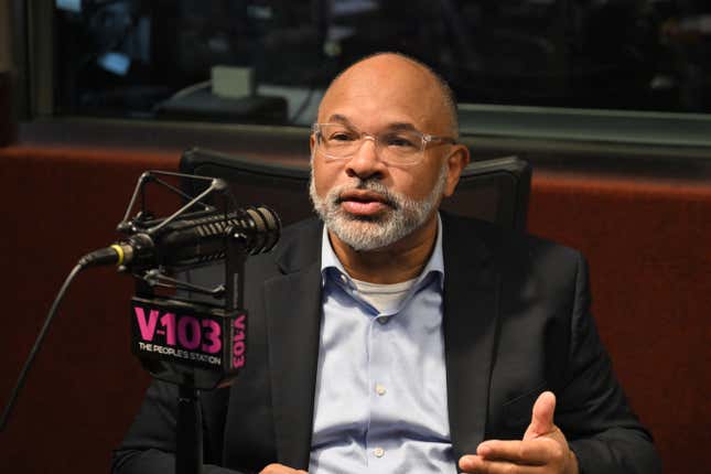 Geoffrey Owens besucht „The Big Tigger Morning Show with Jazzy McBee“ bei Audacy Atlanta am 5. Dezember 2024 in Atlanta, Georgia.