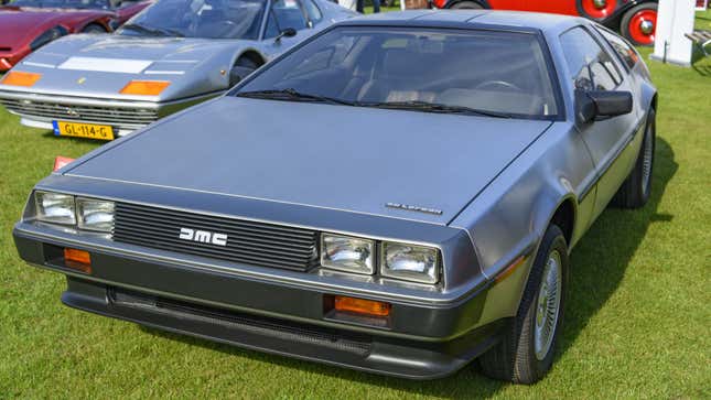 Ein Foto eines silbernen Delorean, der auf einer Autoshow ausgestellt ist. 