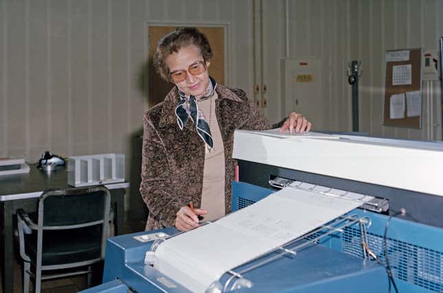 HAMPTON, VA – 1980: Die NASA-Weltraumwissenschaftlerin und Mathematikerin Katherine Johnson posiert 1980 bei ihrer Arbeit im NASA-Langley-Forschungszentrum in Hampton, Virginia, für ein Porträt.