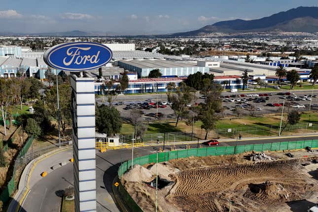 Presque toutes les chaînes d’approvisionnement des constructeurs automobiles sont liées au Mexique et au Canada. Ford Motor Co. fabrique certains véhicules à Cuautitlan Izcalli, dans l’État de Mexico. 