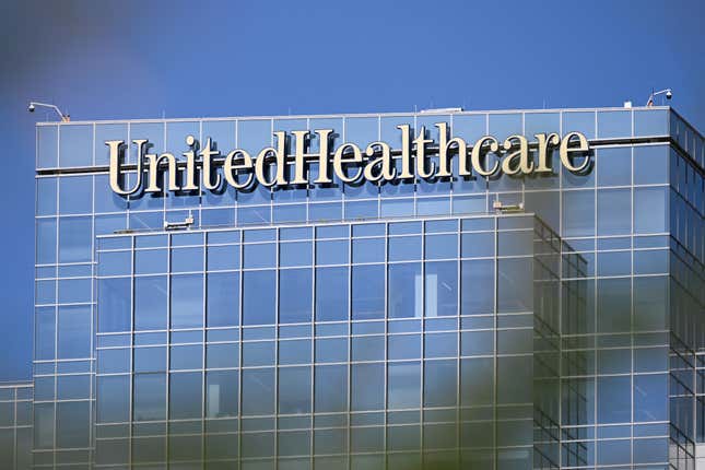 El cartel de la compañía de seguros de salud UnitedHealthcare (UHC) se muestra en un edificio de oficinas en Phoenix, Arizona, el 19 de julio de 2023. 