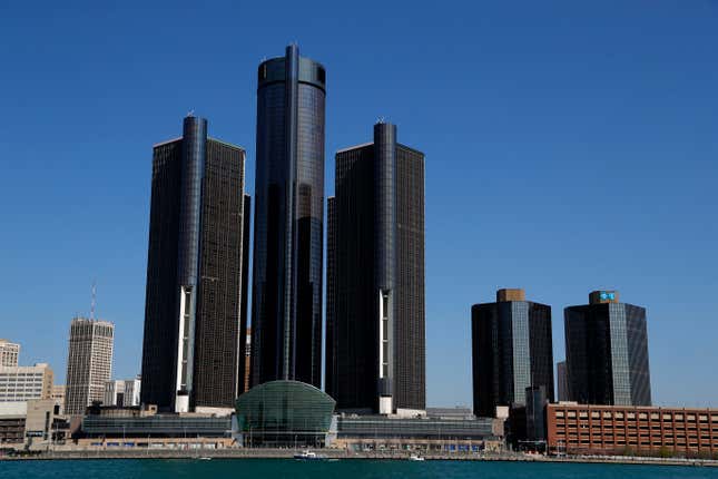 Une vue générale du Renaissance Center, siège de General Motors, est présentée le long de l’horizon de Détroit depuis la rivière Détroit, mardi 1er mai. 12 2020. (AP Photo/Paul Sancya)